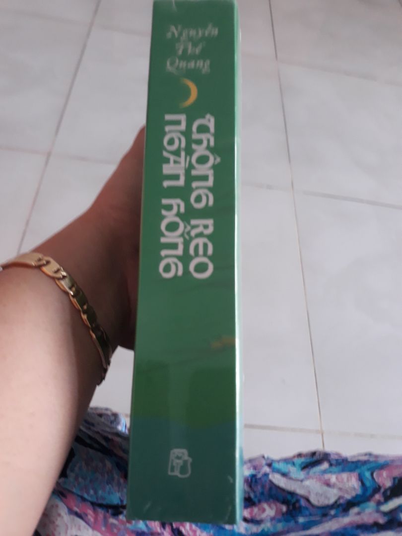 Sách được giao còn nguyên màng bọc sp. Sách dày nhưng rất nhẹ. Mới được giao cách nay 3 hôm nhưng chưa đọc vì mình đặt mua nhiều sách quá, chưa đọc đến. Mình thích tìm hiểu sử Việt. Mua được giá tốt, vote Tiki