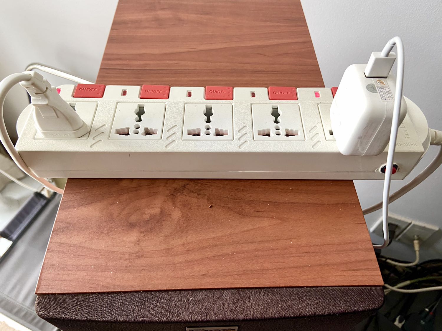 Ổ cắm điện rất tốt, giúp kiểm soát điện từng thiết bị và có ba chấu thuận tiện cho mọi thiết bị.