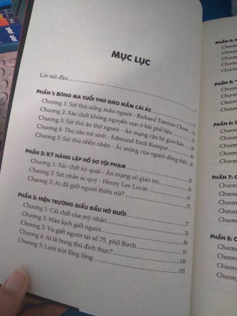 Nên đọc nhé mọi người. Nó cũng không quá ghê rợn đâu, không miêu tả quá chi tiết về thi thể nạn nhân như phim kinh dị đâu, chỉ nói qua hiện trường, thi thể nạn nhân rồi bước vào điều tra và lột tả kỹ về việc phác họa chân dung tội phạm. Nói chung là vẫn trôi chứ không gây ám ảnh quá đâu.