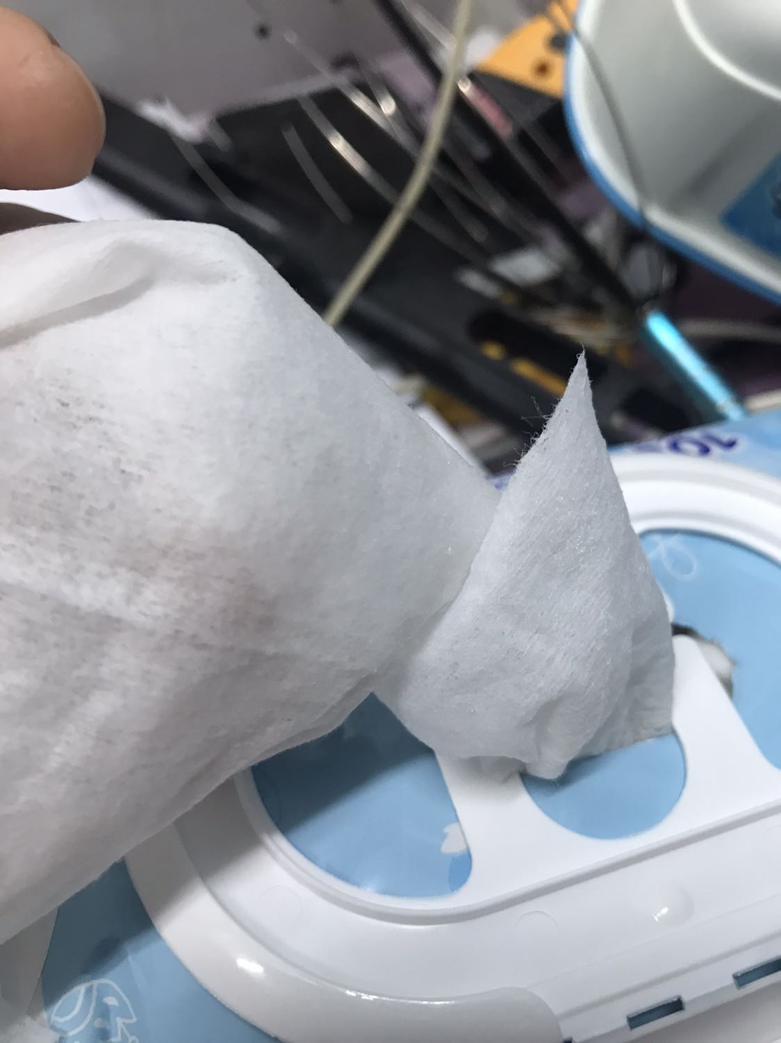 Cảm giác đợt này sp k chất lượng, túi dựng vừa tháo bọc kính đã bị phuy sẵn. Giấy mỏng hơn nhiều so với loại đang xài. Bao bì k bóng như trc, mạc kháng khuẩn in luôn chứ k phải dán tháo ra dc. Mình đang thắc mắc do hãng đổi bao bì hay sp mình mua là hàng nhái. Mong tiki sớm cho phản hồi.