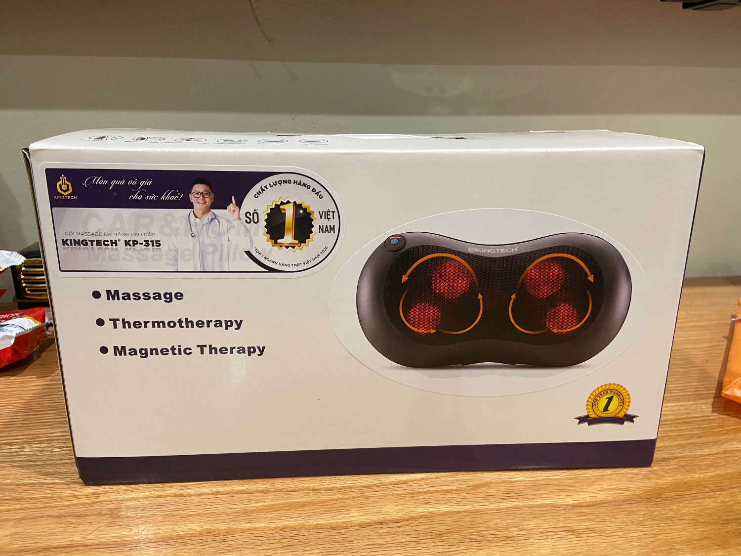 Đọc mấy shop thấy shop này nhiều review tốt nên mới mua. Nhận hàng nhanh, hộp không bị móp méo, gối dùng thích một lúc thôi đã đỡ mỏi hẳn. May quá vừa mua được con gối thì nghe tin dịch, tết này chắc chả đi đâu được nhiều, ở nhà xem ti vi cộng thêm con gối nó xoay cho thì mới chuẩn. Nói chung bên này làm việc ổn đấy mọi người ạ
Ảnh mình xin phép che mặt!