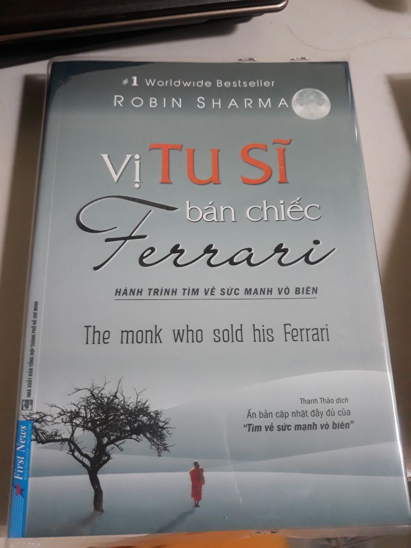 Đôi dòng nhận xét về quyển sách, về Tiki và NXB Trí Việt:
- Đây là quyển sách mà mình đã tình cờ nghe sách nói vài lần (Hành trình tiềm về sức mạnh vô biên) nhưng vẫn chưa cảm nhận được ý nghĩa. Tất cả đã thay đổi như câu " Khi người học trò sẵn sàng, người thầy sẽ xuất hiện." quyển sách này tưởng chừng là tình cờ nhưng hoàn toàn là có lí do. Quyển sách kể về câu chuyện một vị luật sư Julian Mantle sau biến cố cá nhân (bị nhồi máu cơ tim) đã quyết định từ bỏ mọi thứ ngay cả chiếc xe Ferrari màu đỏ mà ông yêu quý để đi tìm chân giá trị cuộc sống ở vùng đất tâm linh Ấn Độ trên dãy Huy Mã Lạp Sơn. Cuộc sống ông đã thay đổi hoàn toàn từ khi gặp người thầy Yogi Raman (vị sư Sivanna) và trở thành một người đi truyền lại những "chân giá trị cổ xưa" để giúp con người tìm lại chính mình, khám phá bản thân và cách sống. Julian đã truyền lại cho người bạn John (cũng là vị luật sư bạn cũ của ông) về những bí quyết diệu kỳ đã thay đổi ông. Câu chuyện tuy ko có nhiều tình huống bất ngờ, diễn tiến chậm nhưng lại để lại cho người đọc cảm giác 'thấm' một cách từ từ với từng trải nghiệm của John và lời dạy của Julian. Một chi tiết đắt giá nhất là bài học chỉ gói gọn trong 1 câu chuyện kể tưởng chừng rất sơ xài hay thậm chí ko có điểm nhấn nhưng lại chứa đựng toàn bộ triết lý uyên thâm của Yogi Raman. Đây ko phải là câu chuyện giải trí nên bạn sẽ ko thể tìm thấy niềm vui nào từ đây nhưng lại khai sáng bạn khi bạn chịu đào sâu theo mạch chuyện.
- Về Tiki, mình rất thích dịch vụ book care sách được o bế với bìa nhựa rất đẹp, luôn có giá tốt khi mua và chính sách giao hàng rất nhanh.
- Về NXB Trí Việt: cảm ơn NXB vì đã luôn tâm huyết và lựa chọn những sản phẩm tốt và giá trị cho người đọc và nâng tầm cho văn hóa đọc người Việt. Tuy nhiên, có một điểm trừ với NXB Trí Việt khi lựa chọn nhà in với chất lượng giấy và đóng gáy rất vụn (sách đã có hiện tượng nứt vỡ ở nhiều trang khi đọc lần đầu) điều này ảnh hưởng rất lớn đến tâm lý của người đọc cũng như làm giảm uy tín "sách gốc" của nhà xuất bản. Mình rất thích nhà in sách trong quyển Words that win (Sức mạnh ngôn từ) họ in sách với giấy dày, đẹp và đóng gáy rất đẹp thành từng tép nhỏ và được kết nối bằng chỉ ở giữa từng phần nên dù sách có bị tách ra vẫn nguyên vẹn chứ ko tạo cảm giác muốn rời ra ngoài.