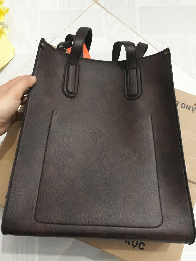 Giao hàng nhanh, mình mới đặt hôm 15/3, 17/3 đã nhận được hàng rồi. Giá 269k, áp dụng mã giảm giá vs thanh toán qua *** là còn 239k, được tặng thêm 2 ví nữa, cái ví màu xanh thì hơi dính bẩn 1 tí nhưng hàng tặng nên thôi không sao. Trước khi đặt cũng sợ bị giao nhầm mẫu vs túi không đẹp như hình, nhưng khi nhận hàng thì thấy túi đẹp, da mềm, đường may gọn gàng và khá kỹ càng, ưng cái bụng.