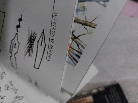 Hơi thất vọng tí vì mấy trang đầu của sách giấy bị dính lại với nhau :(((((( chất giấy thì đẹp , đóng gói ổn .