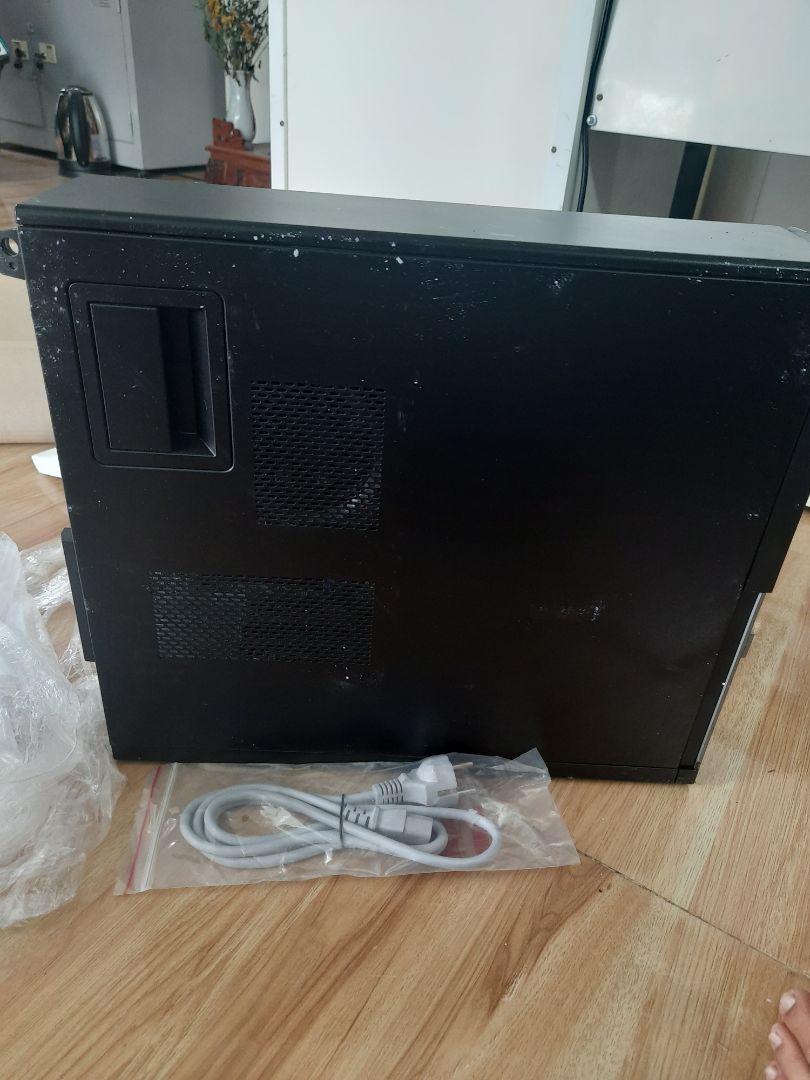 dòng này to hơn 7010. mình đang dùng dell đồng bộ 7010,nhưng cái này to hơn nhiều. máy chạy ổn định, tạm thời chưa có vấn đề.
vấn đề ở chỗ đóng gói, hàng đóng gói cho được 1 tấm xốp nhỏ. vận chuyển có nhiều vết trầy nhỏ. mong shop khắc phục đóng gói, vì bất cứ hàng gì cũng sợ khâu vận chuyển.