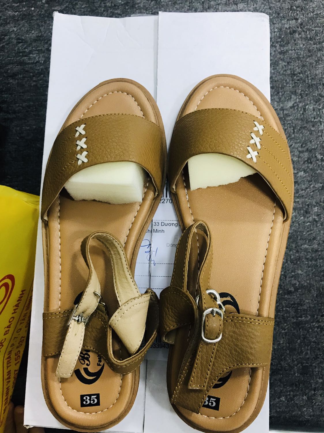Nhận hàng nhanh, đóng gói kỹ, mang vào thấy êm chân, da nhìn nhăn nhăn nhưng đường chỉ may khá đẹp. Cảm ơn Shop và Tiki nhé.