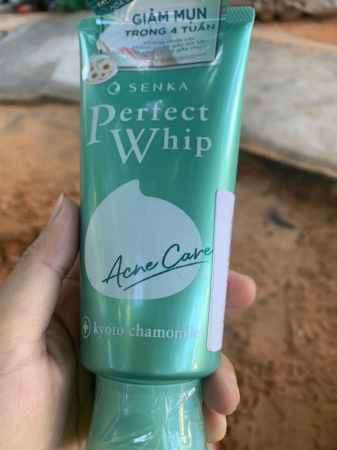 Cách đóng gói cực kỳ tệ, ko hề có miếng sốp hay giấy gói hàng bên trong để chống sốc. Hộp mặt nạ chẳng có tem niêm phong và có dấu hộp đã mở sẵn móp méo, lấy ra thì còn vết trầy rất nhiều giống như hàng đã qua tay rất nhiều người, tin tưởng đặt hàng tại tiki nhưng nhận hàng cực kỳ thất vọng