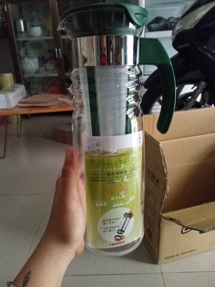 Thích bình pha cold brew của Hario đã lâu nhưng nhân dịp khuyến mãi mới dám mua.
Gói hàng chuyển đến tay đóng gói rất cẩn thận, chắc do là hàng dễ vỡ nên shop quấn mấy lớp chống sốc lận.
Người con gái hí hửng thử ủ ngay mẻ cafe cold brew đầu tay. Kết quả màu quá xuất sắc, vị hơi nhạt do chưa cân đúng định lượng ? lưới lọc siêu chuẩn, không để lọt hạt cafe nào. 
Trời nóng nhâm nhi tách cafe lạnh ta nói không còn gì bằng ❄️
