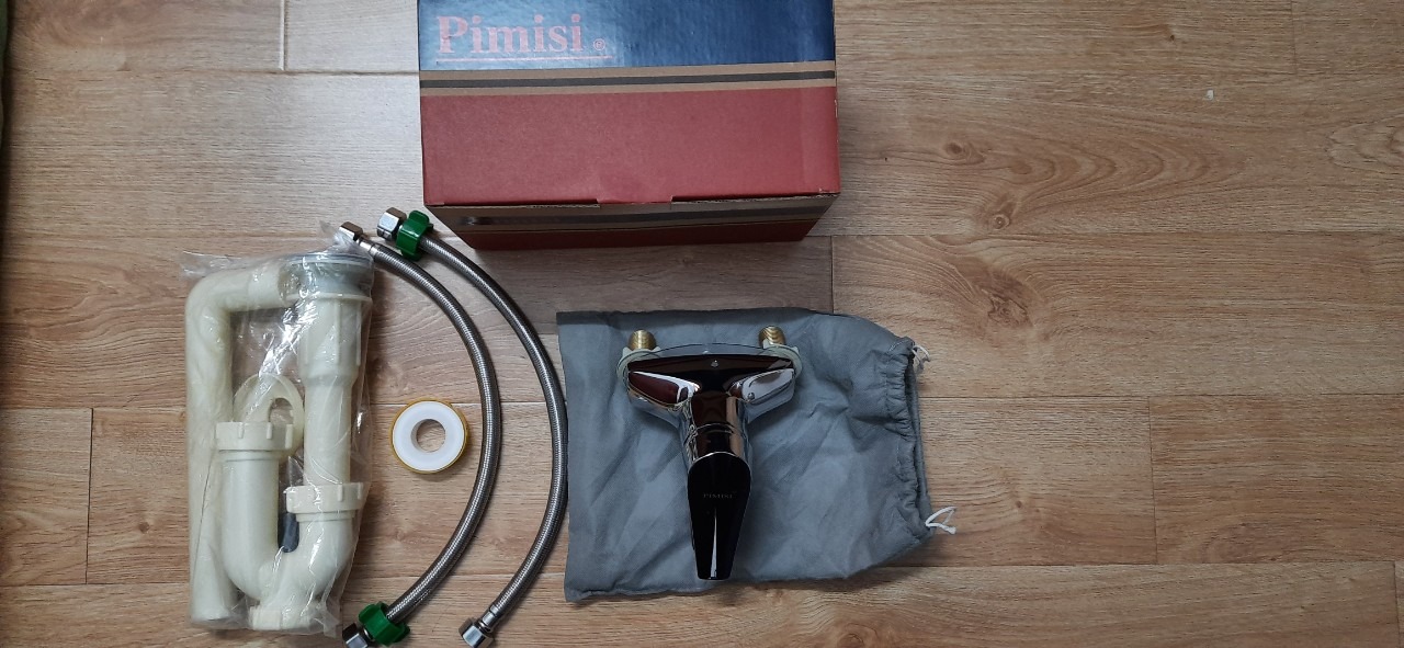 Phụ kiện đi kèm vượt mong đợi, rất đầy đủ. Lớp mạ trên phần cần gạt có hơi lỗi chút, bị sùi nhẹ, hy vọng quá trình dung không bị bong tróc.