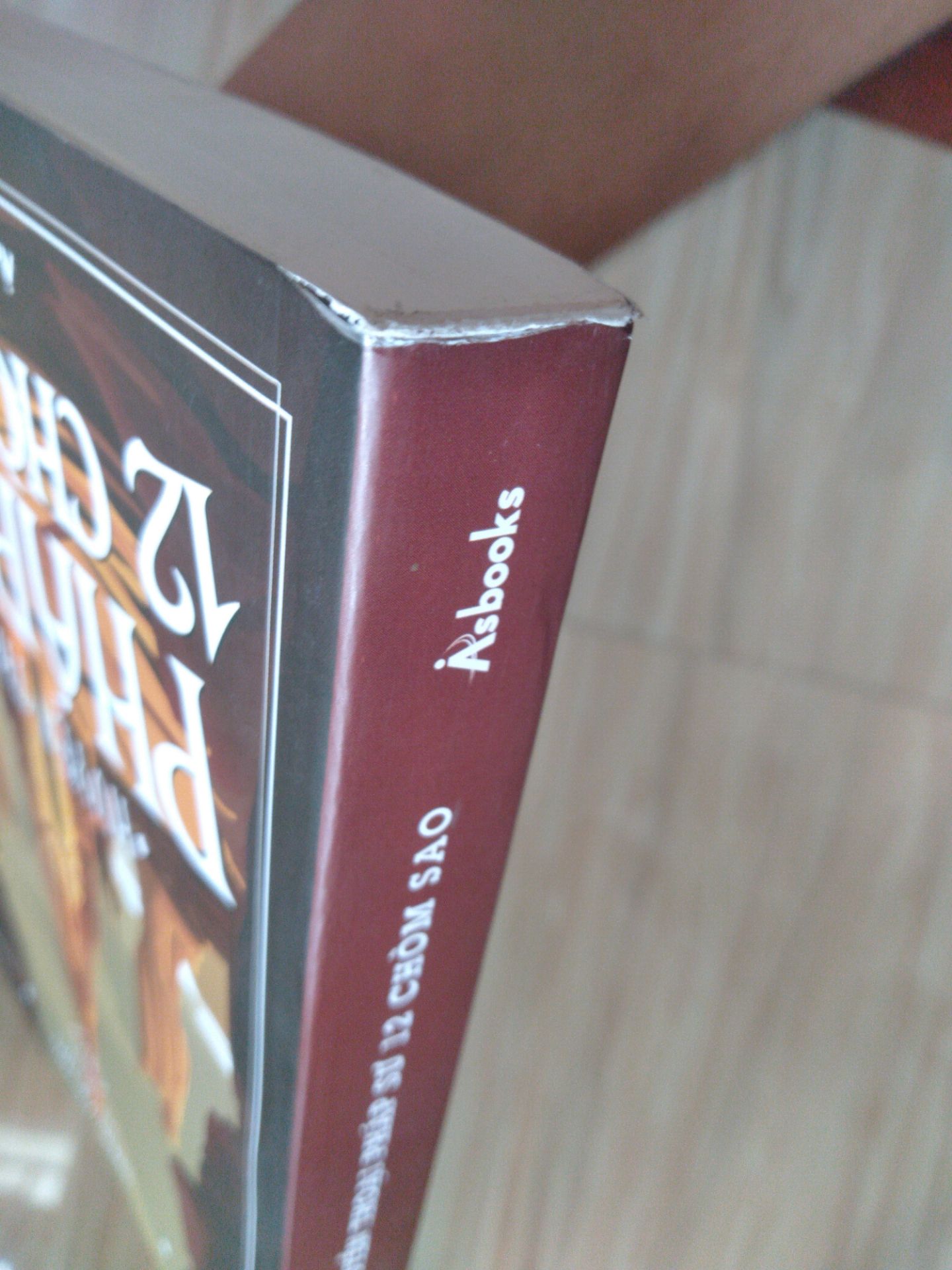Vừa mở box thì thấy như vầy:
Chữ rõ nhưng lại bị như vầy ở phần gáy sách, keo quá nhiều ??? Mất thẩm mỹ