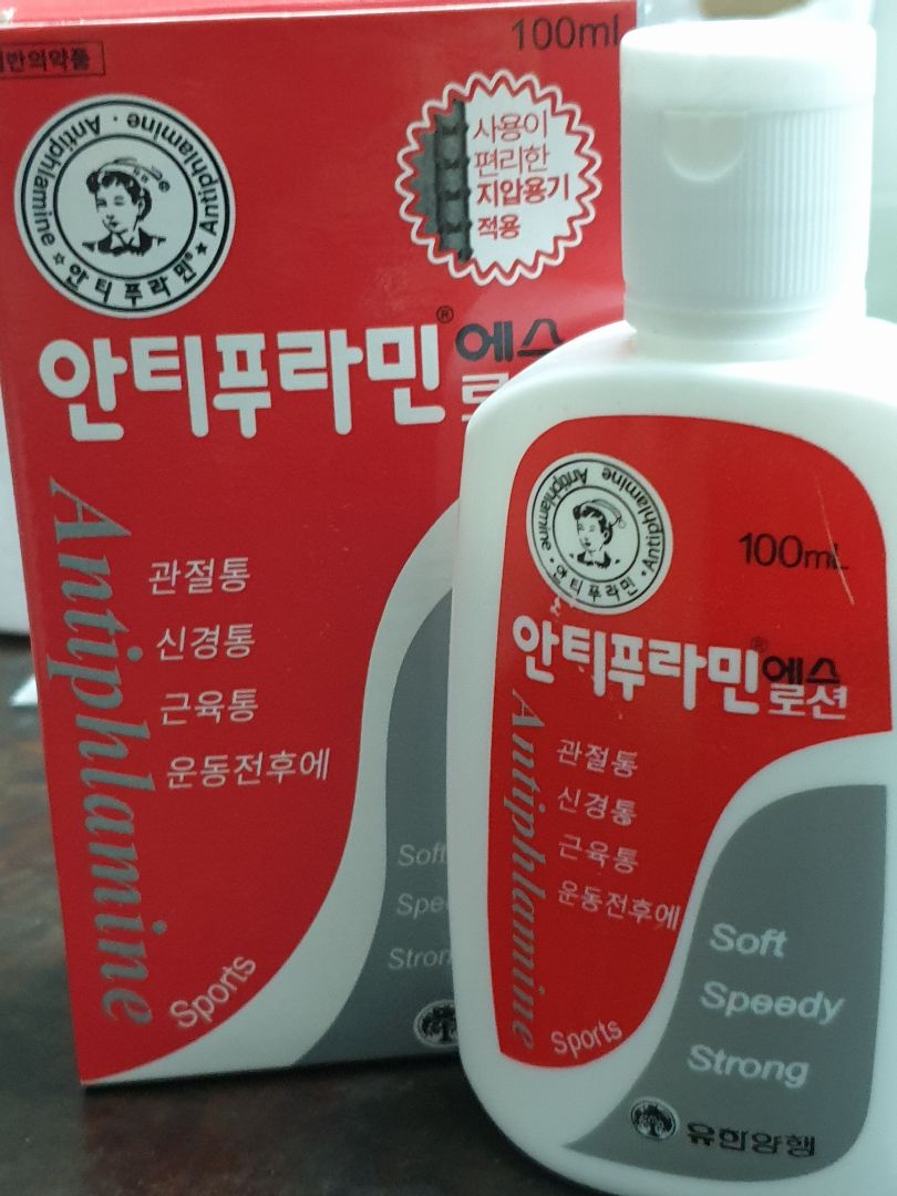 Dầu mình mua mẫu mã hơi khác chai mình đặt của Tiki Trading lần trước. Chai này chữ phía sau in bị nhoè, có chỗ bị tróc ra, chữ hơi dài, không giống chai của Tiki Trading chữ in hơi gồ lên, dùng hết chai chữ vẫn y nguyên, font chữ tròn đầy. Miệng chai nhỏ, trong khi chai của Tiki miệng to. Cuối cùng là chất dầu không nóng bằng chai Tiki, chỉ hoi nóng nhẹ, sau đó mát lạnh giống chất dầu lạnh màu xanh hơn, ko hiệu quả lắm.