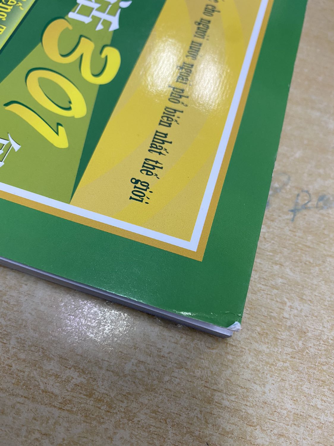 Sách chưa qua sử dụng nhưng bảo quản, vận chuyển khá chán, móp méo, quăn góc ? m dùng sách rất ko thích để quăn mép như này