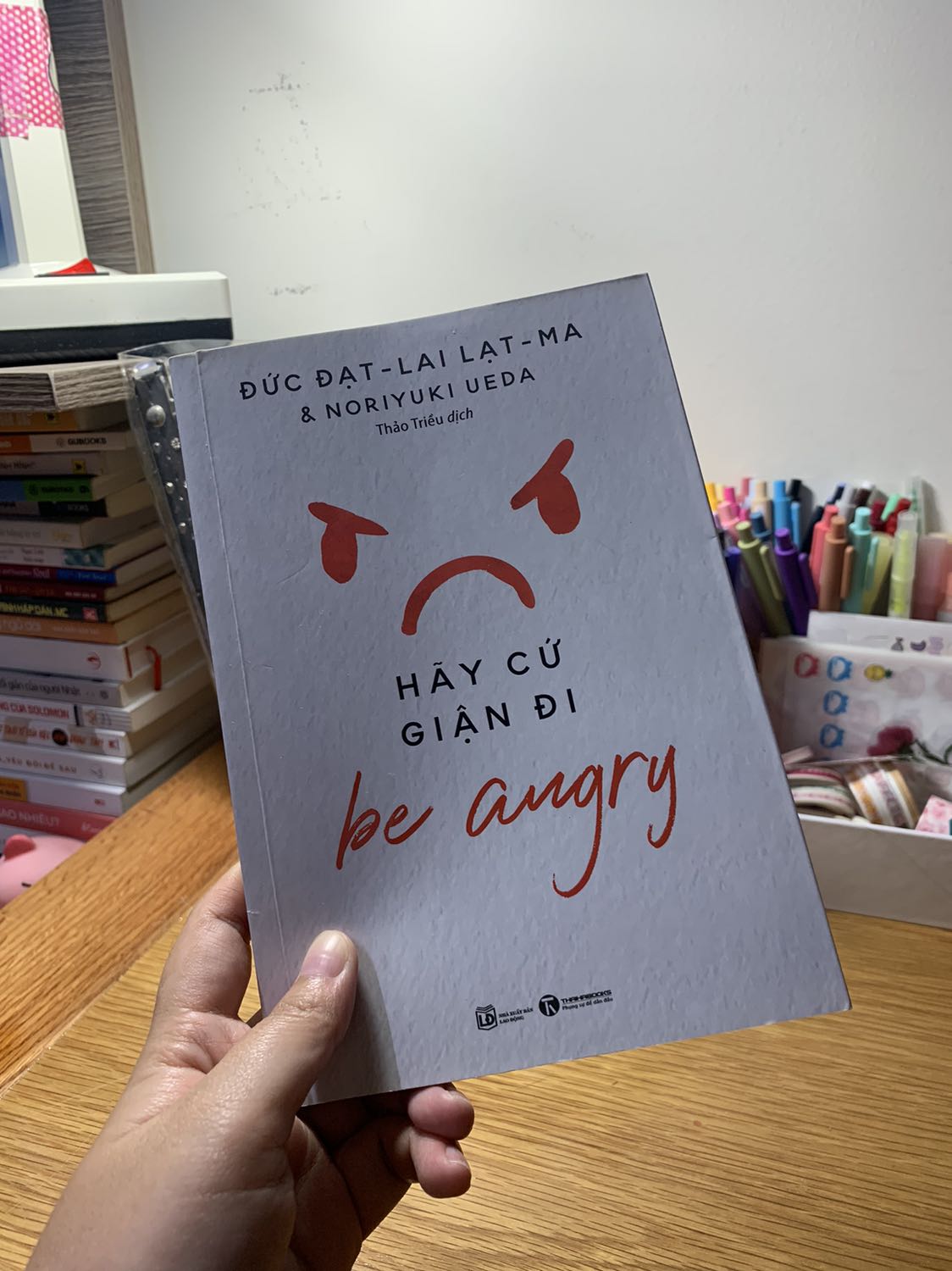 Sách đẹp, mình vừa nhận hàng hôm nay là mất khá ít thời gian để đọc hết nó. Đúng với việc tác giả là một Nhà sư, nội dung thể hiện hướng nhà Phật nhiều. Mình khá mong chờ cuốn sách sẽ giúp mình kiểm soát sự nóng giận, nhưng mình chưa nhận được gì từ nó.