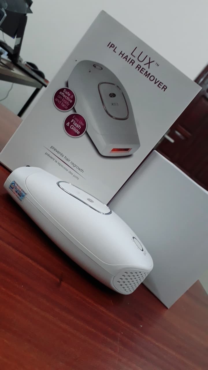 Mình mua máy dùng cả tuần rồi nay mới có thời gian review một chút về sản phẩm.
Lúc nhận hàng mình thấy đóng gói rất cẩn thận, máy trông nhỏ xinh, nhanh tay chụp vội  nên ảnh cũng không được đẹp lắm.
Mình triệt lần đầu thấy sạch sẽ, sau mọc lại thì thấy lông thưa dần. Cảm giác dễ chịu, không đau rát. Nói chung là máy dùng rất ổn, mình rất hài lòng.
Mình cảm ơn!