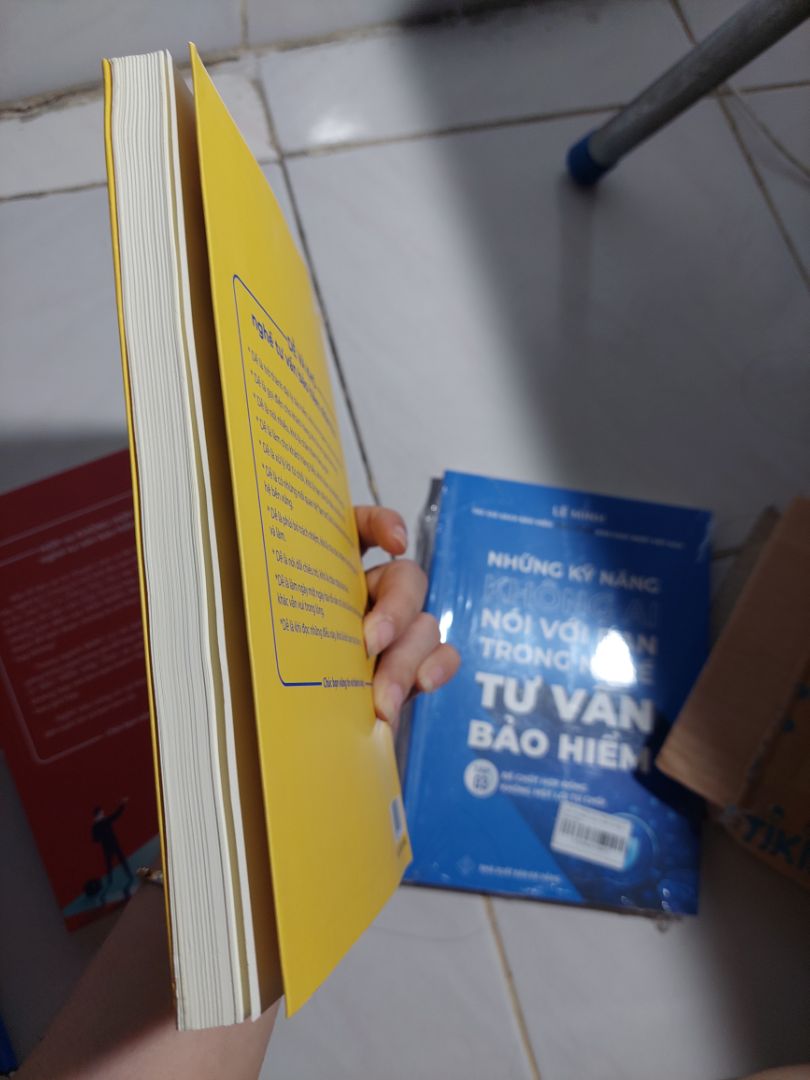 Thất vọng!
Mình mua combo 2 cuốn tập 1 và 2 và một cuốn tập 3. Nhưng khi nhận hàng mình khá bất ngờ vì hộp nhỏ, mình nghĩ bộ sách hơn 9*** phải khá to, dày nhưng khi mở ra thì kích cỡ cuốn sách không khác những cuốn sách bình thường, số lượng trang chỉ tầm tối đa *** trang mà giá tiền như thế hoàn toàn không xứng đáng.
Chưa kể combo 2 cuốn sách tập 1 và 2 chỉ được dán dính lại bằng 1 vòng băng keo, bìa sách của cuốn 1 thì bị gấp.
Mình đã tin tưởng chọn mua khi mình đọc thử vài trang trong cuốn sách. Nhưng có lẽ sau này phải cân nhắc kỹ hơn khi mua hàng.
Nội dung chi tiết thì chưa đọc nên chưa biết được.
Lần đầu tiên gặp phải trường hợp này. Quá thất vọng.