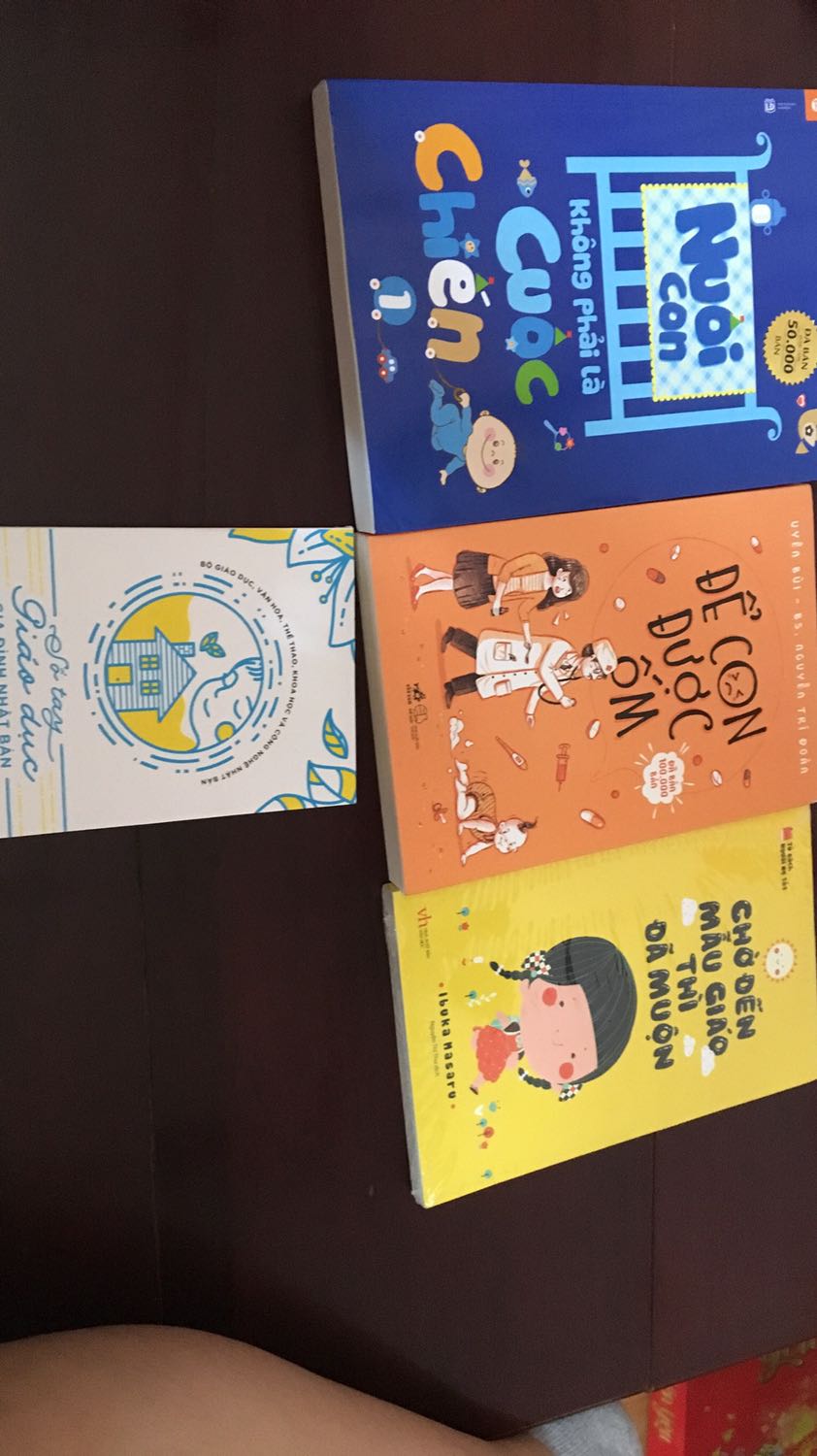 Sách mới, giao nhanh tuy nhiên đóng gói k cẩn thận hộp bị rách. Thấy ghi tặng cuống Người Mỹ giúp con ham đọc sách nhưng giao hàng lại tặng  Sổ tay giáo dục. Tiki nên xem lại phần ghi chú trên việc bán hàng. Để người mua biết trước