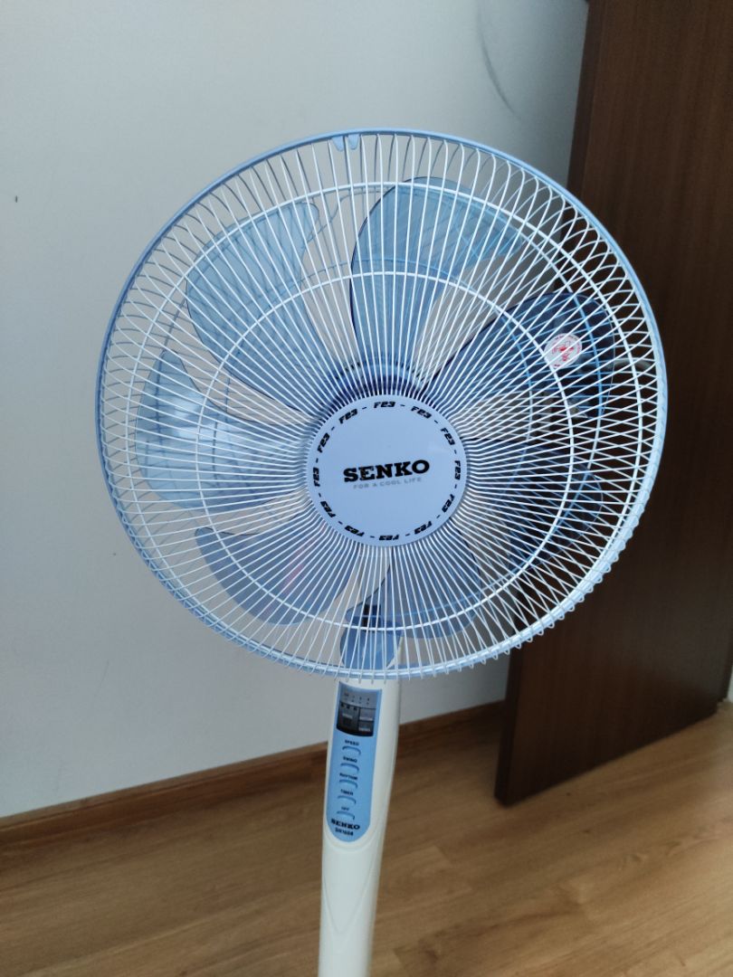 Quạt sài tốt, có remote thuận tiện cho việc điều khiển, dễ lắp đặt ban đầu. Quạt 6 cánh, quạt mát.