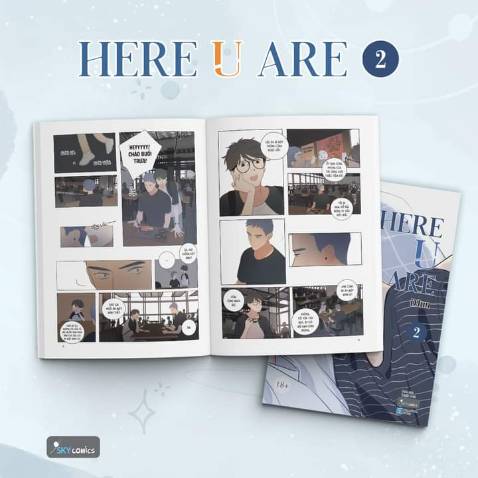 🍒 Here U Are 2 – Hiểu lầm và những khúc mắc

🌻 “Bị block... thường là vì lý do gì?’’
……

*** Dương và Lê Hoán gặp nhau trong ngày tân sinh viên nhập học. Từ lúc ban đầu có ấn tượng không tốt với chàng sinh viên mới Lê Hoán cao lớn, lạnh lùng, dần dần *** Dương đã nhận thấy được anh chàng này không khó gần như mọi người vẫn tưởng…

🎹 Hai con người tưởng chừng trái ngược từ ngoại hình cho đến tính cách lại dần trở nên thân thiết. *** Dương bắt đầu quan tâm hơn đến cậu đàn em khóa dưới, còn anh chàng trông lầm lì, ít nói Lê Hoán cũng dần mở lòng hơn với đàn anh khóa trên vẫn luôn đối xử tốt với mình. Nhưng rồi, một chuyện hiểu lầm đã xảy ra khiến cho tình bạn mới chớm nở giữa cả hai lại đi vào ngõ cụt. Cùng lúc đó, những rắc rối khác cứ liên tiếp ập đến làm *** Dương vô cùng rối bời. 

🌱 Liệu hiểu lầm có được tháo gỡ? Tình cảm giữa hai người sẽ tiến triển ra sao? Cùng đón đọc tập 2 Here U Are để theo dõi những diễn biến tiếp theo của câu chuyện tình yêu giữa *** Dương và Lê Hoán bạn nhé!