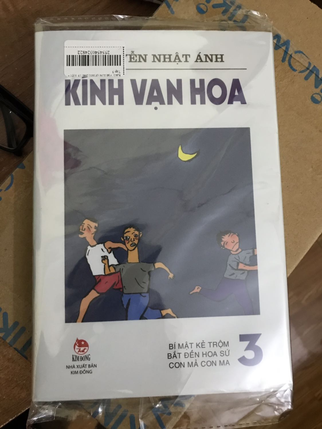 Sách đẹp, có vết bẩn nhỏ ở bìa sách nhưng vẫn rất ok. Giao hàng nhanh. Sẽ cố gắng mua trọn bộ Kính Vạn Hoa của bác Ánh