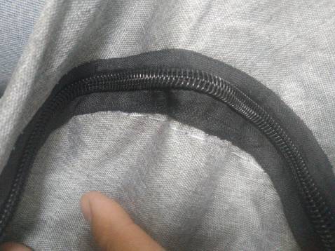 Chất lượng sản phẩm quá tệ. đường may thì không liền lạc. chỉ bị hở , bị lỗi tùm lum. 
chỉ được cái là vài dù , không thấm nước..chú giao hàng thân thiện.