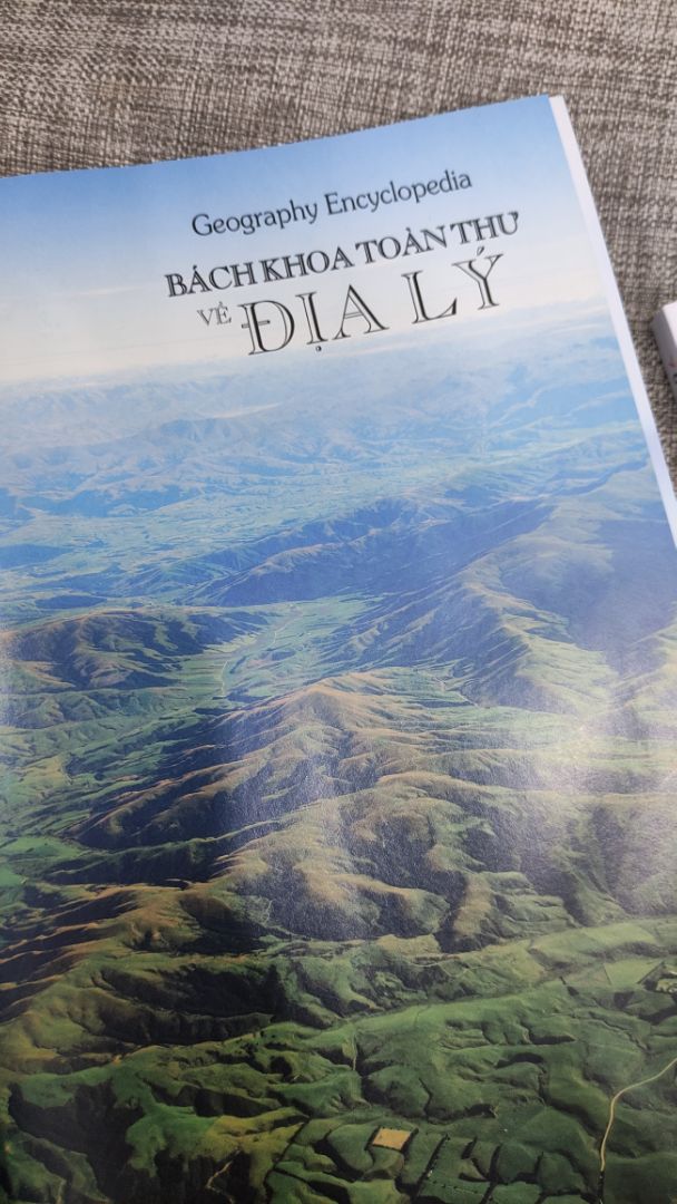 Giao hơi lâu so với mọi khi.
Sách bìa cứng, có bìa áo mềm bên ngoài nhưng rách mất rồi, thôi mua giảm giá nên đành chấp nhận.
Về nội dung, sách có 400 trang bao gồm cả atlas, kiến thức được tổ chức trực quan, sinh động, chỉ bao quát thôi chứ không chi tiết lắm đâu. Sách sẽ thích hợp để củng cố kiến thức nền ở người lớn và cung cấp, hệ thống thế giới quan cho trẻ nhỏ.