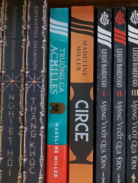 Hay, đáng đọc. Một cung bậc cảm xúc khác hẳn so với Trường ca Achilles vì cuốn này nghiêng về tình mẫu tử nhiều hơn. Sách nhận về mặc dù có bọc nilon ngoài rồi nhưng bề mặt sách nhìn chung là xước nhiều.