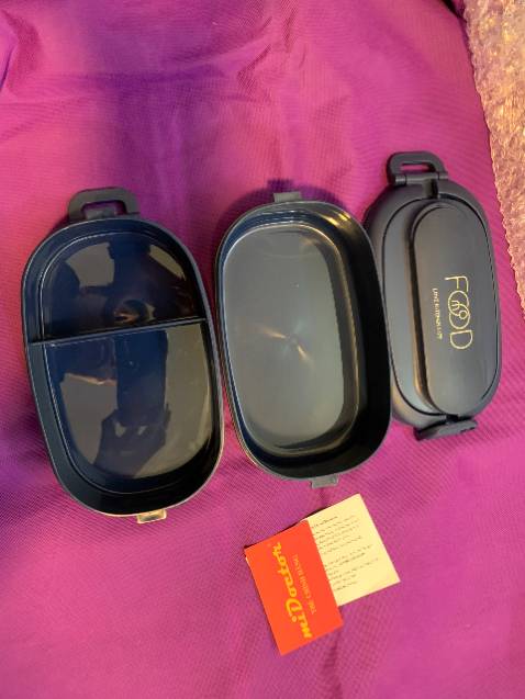 Thấy bảo nhựa nguyên sinh nên mình mua, dugf ko bị ảm mùi thức ăn nên tui nghĩ an toàn lắm nghen! Có thìa dĩa tiện lợi. Ưng ý lắm nhé shop. Giao hàng cũng nhanh nữa dùng tạm ảnh khác để đánh giá.dày dặn nóng cũng ok dùng dc đóng hành chắc chắn
sản phẩm giống như mô tả trong hình ảnh minh họa