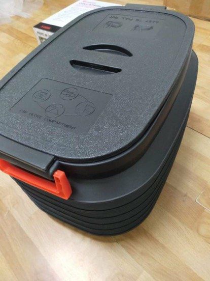 Nhựa khá chắc chắn. Mình mua để những đồ ướt hoặc đồ ăn có mùi trên xe, tránh đổ ra sàn bám mùi, hy vọng ổn