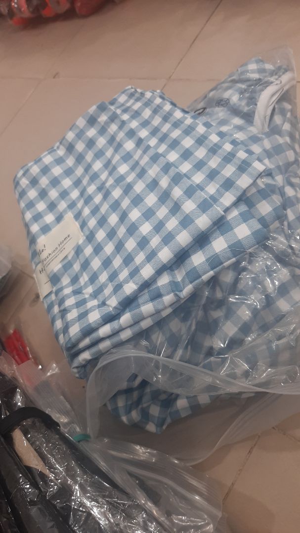 bộ ga và 2 gối nằm vải đẹp,mát.
còn vỏ gối ôm thì màu sắc,vải tệ...shop ko nên tặng quà kém chất lượng như này cho khách