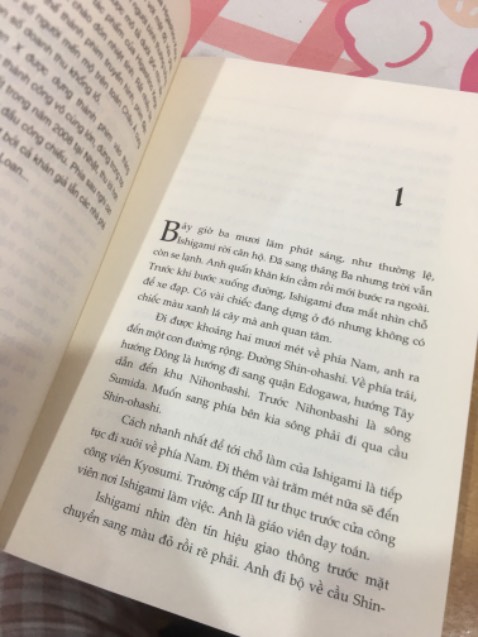 - Về TIKI: giao hàng hơi lâuu xíu thui, sách ko đc bọc gì mà chỉ dc cho vào cái hộp cartoon thôi:((( may mà ko nhăn hay bị gì!
- Về Sách:
  + Đây là lần đầu tui đọc sách của Keigo, thấy mn thích quá trờiii nên mua về đọc thử, ai dè bâyh thành fannnnnn Keigo lun rùiiiiii, chuẩn bị tốn ối tiền mua sách đây😿🥺😆!
  + Cách miêu tả diễn biến nhân vật phải gọi là đỉnh của chóp, diễn tả rấtt “tới” tâm trạng, nội tâm của các nhân vật! 
  + Sách mang giá trị rất nhân văn, sâu sắc về tình yêu giữa người với người.
  + Cái kết khá là sốc😿🥺 ko quá đáng sợ nhưng mà khiến tui suy nghĩ về nó nhiều lắm luôn huhu!!! 
  
nch là rất nên mua nhaa❤️‼️🔥 cố gắng kiên nhẫn đọc hết cuốn là úi dùi uiii phải nói là đỉnh của chóp luônnn!
