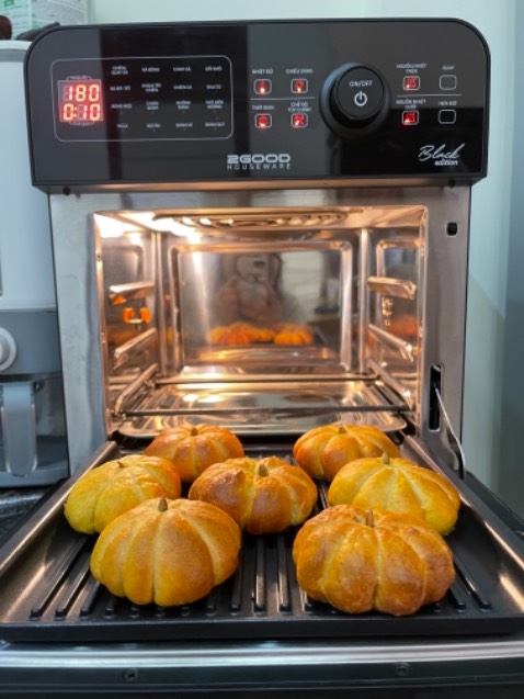 Dễ làm vệ sinh. Thức ăn chín đều, nhanh, k fai trở mặt đồ ăn. Nướng bánh cũng okela. Hãng ship cực nhanh, đầy đủ phụ kiện và quà tặng đi kèm như thông báo. Nhân viên hãng dù k trực tiếp bán món này cho mình cũng rất nhiệt tình tư vấn và hỗ trợ KH trong quá trình sd. Từ hôm rước ẻm về, mình thì rảnh tay còn ẻm lv quần quật. Đêm phia còn tải mấy mẻ bánh