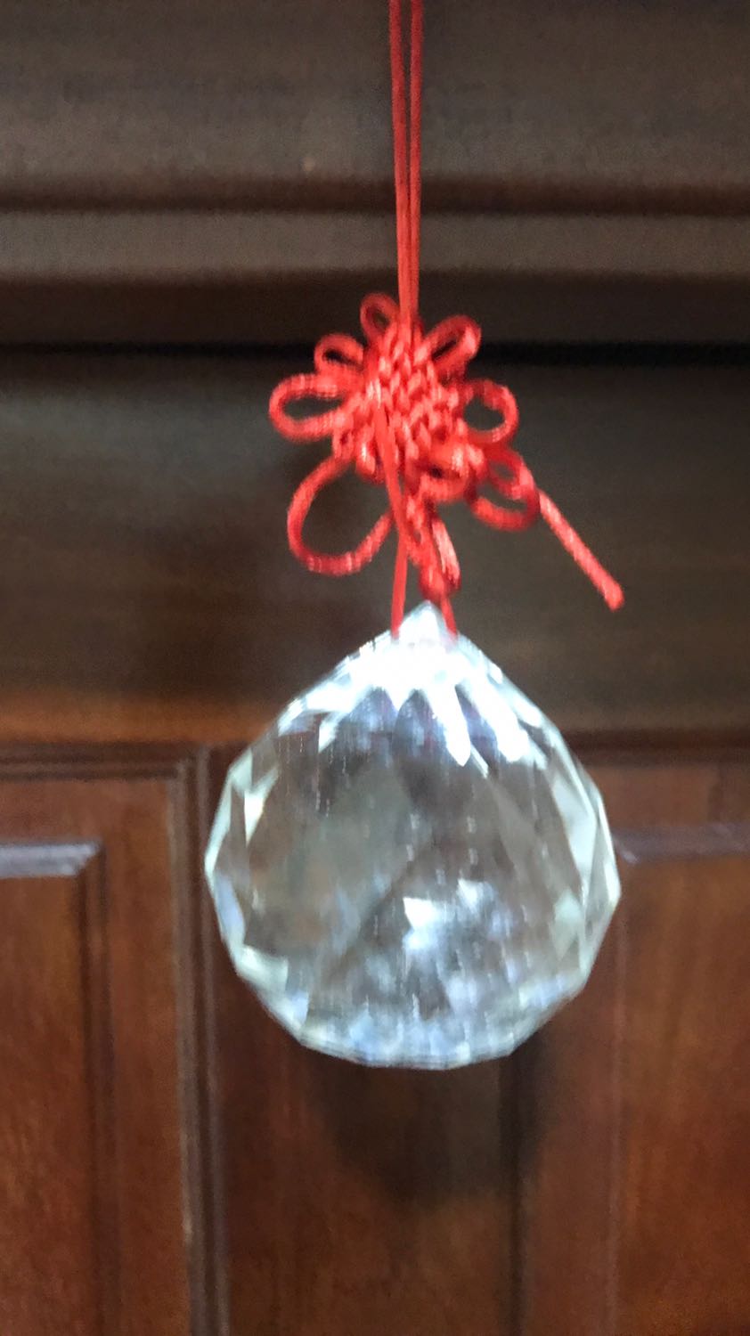 Rất ưng ý, nhà 2 cửa đối diện nhau, treo quả cầu để hoá giải.