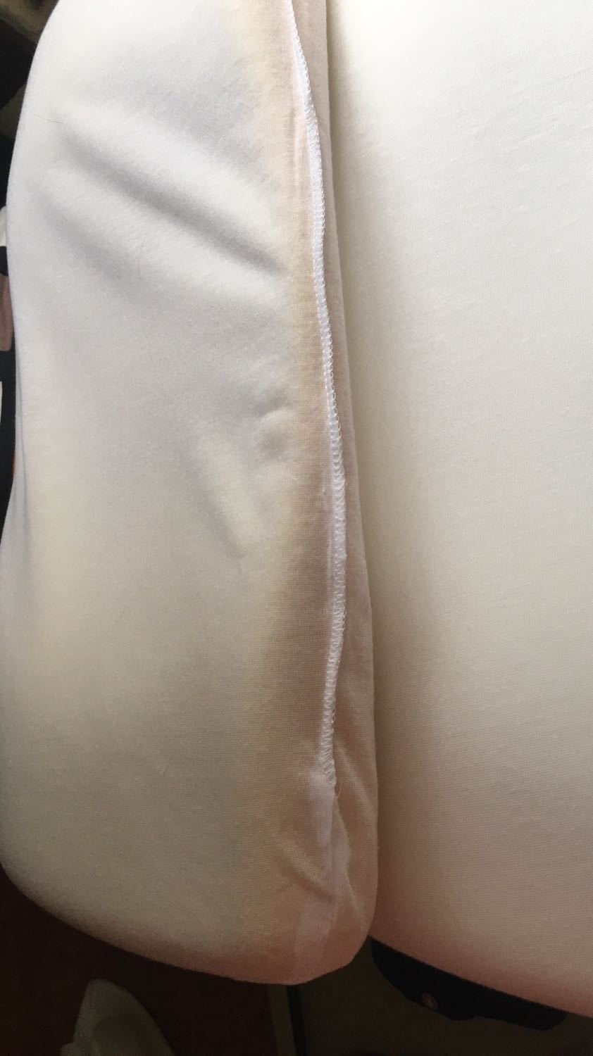 Mình mua 2 cái ở 2 nơi, 1 ở tiki trading, 1 ở trên shoppee.
Và cái màu vàng cũ kia chính là ở tiki trading.
Giao hàng k có túi bọc, phần cao su ở trong đã bị nứt vỡ, k biết tồn kho từ khi nào nữa.
Nói chung là thất vọng.