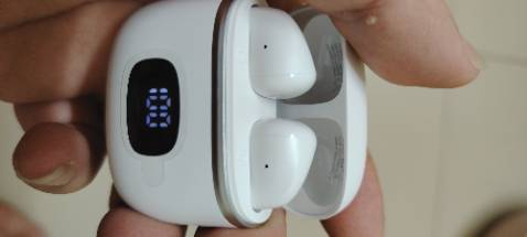 1. Dáng gọn, đẹp, chắc, bật nắp dùng lên là ae thấy ngay. 2. Đặt tiki now 9h tối hôm trước, 9h sáng nhận hàng, hộp đủ, nguyên zin, như ảnh. 3. Dùng từ 8h sáng đến 14h25 chiều mới thay tai trái (ko hết pin mà để tránh đeo lâu gây đau tai, mới mua nên dùng 7h max volum là đúng như nhà sx đã báo). Hộp pin nhận lúc đầu là 100%, lúc sạc 1 tai đến lúc đầy là 94%. 4. Vừa đeo vừa nấu bếp ko bị rơi, êm tai, khi nằm cũng khá ok, chạm cảm ứng bật tắt nhạy. 5. Âm lượng với các ae nghe truyện audio là OK. Nếu ra ngoài có tạp âm xe cộ trên đường thì hơi nhỏ. Quá ổn trong tầm giá.