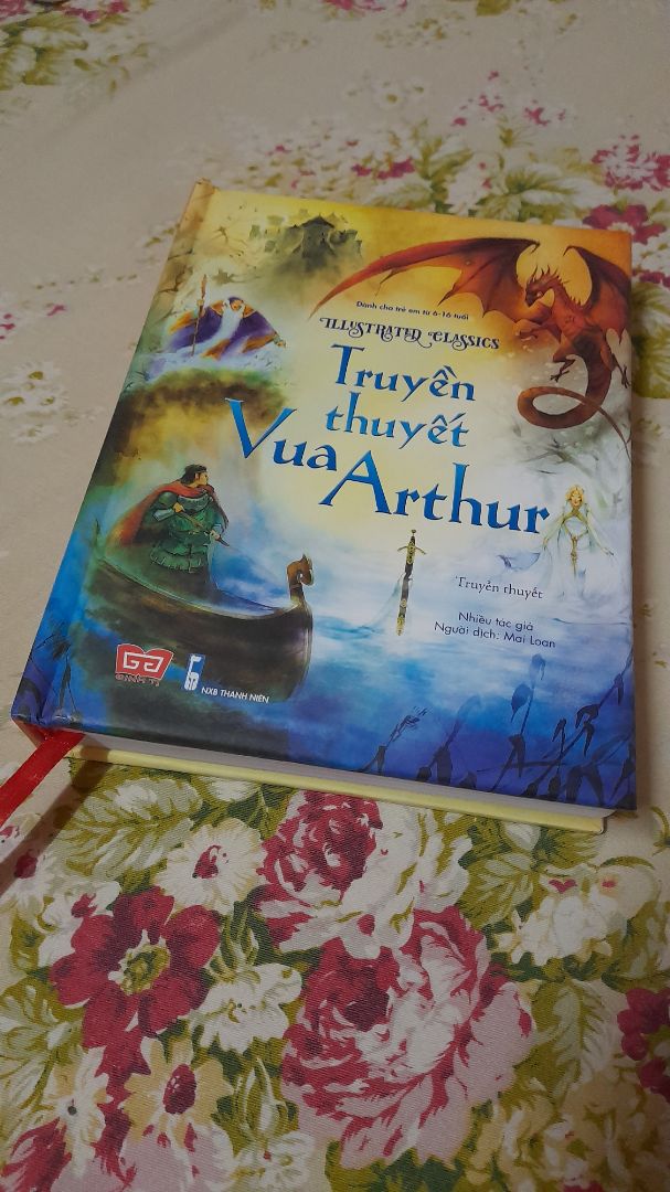 Tò mò về vua Arthur nên mua cuốn này về đọc. Sách dày nhưng rất nhẹ, màu đẹp, chữ to dễ đọc. Đọc xong để dành sau này cho cháu mình đọc nữa.