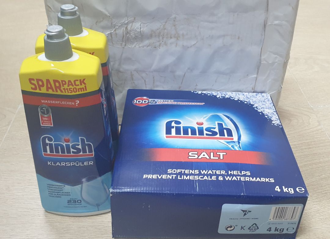 giao hàng nhanh, hàng chuẩn chỉnh.
góp ý là shop nên dán băng keo miệng chai - dù chưa bị đổ nhưng có thể bị bung nắp, chảy nước bóng trong khi vận chuyển