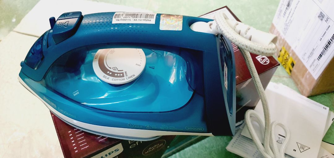 Đóng gói cẩn thận. Cầm không nặng tay, thoải mái. Nếu đổ nước quá vạch đã có, đèn bàn ủi nháy sáng 1 lần rồi tắt. Trường hợp này chỉ cần lấy bớt nước ra, đúng vạch định sẵn thì bàn ủi hoagj động bình thường. Tài liệu hướng dẫn thì nhiều nhưng cụ thể về từng chức năng thì không nói rõ. Có phiếu bảo hành 2 năm kèm theo.