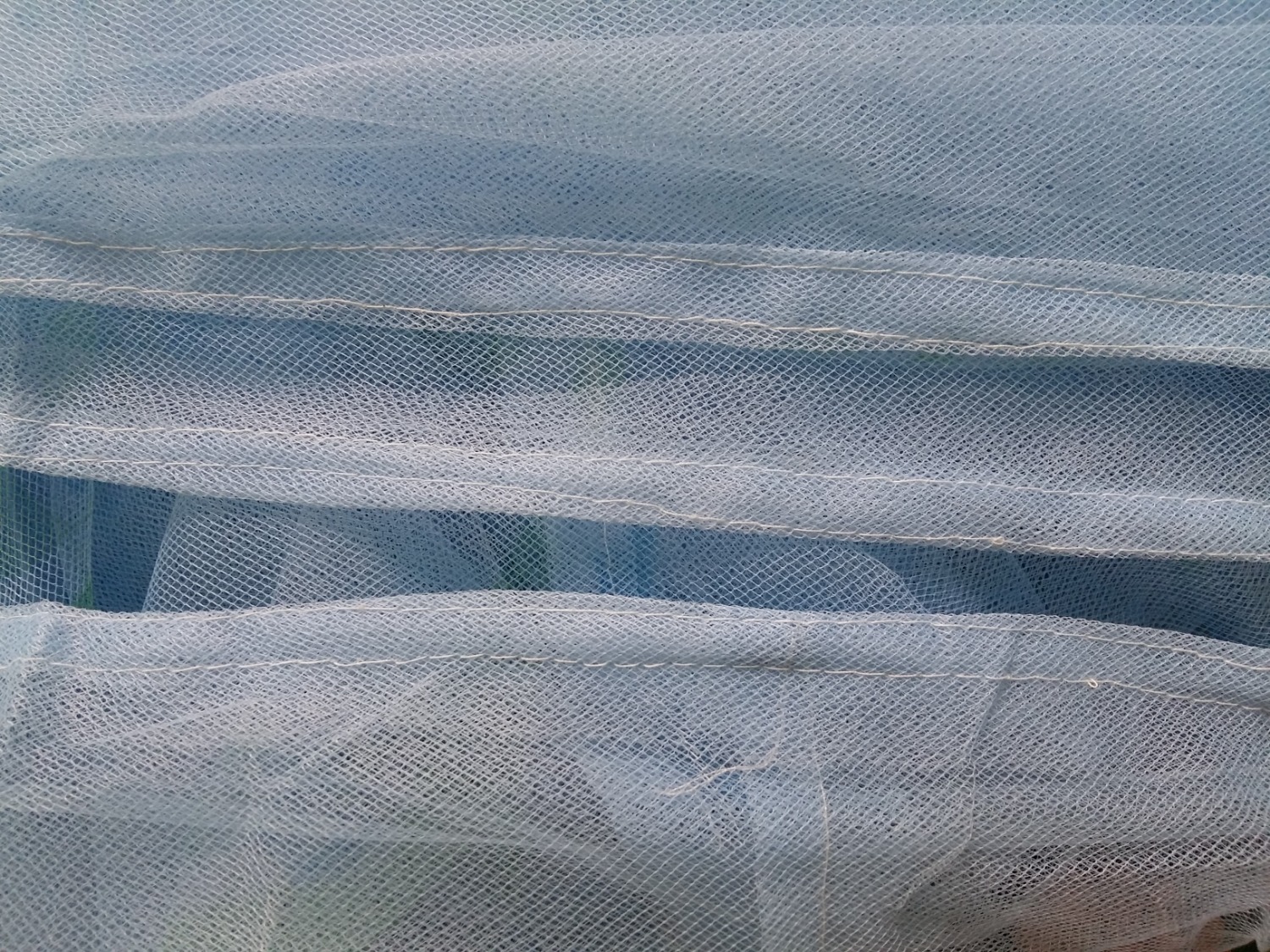 Tiki giao hàng nhanh, vải mùng ok, hoa văn tulip như hình mẫu. Tuy nhiên, đường may xấu tệ luôn, cong queo như người mới học may, có đoạn chỉ k ăn với vài nữa, được cái là vẫn ra dáng cái mùng