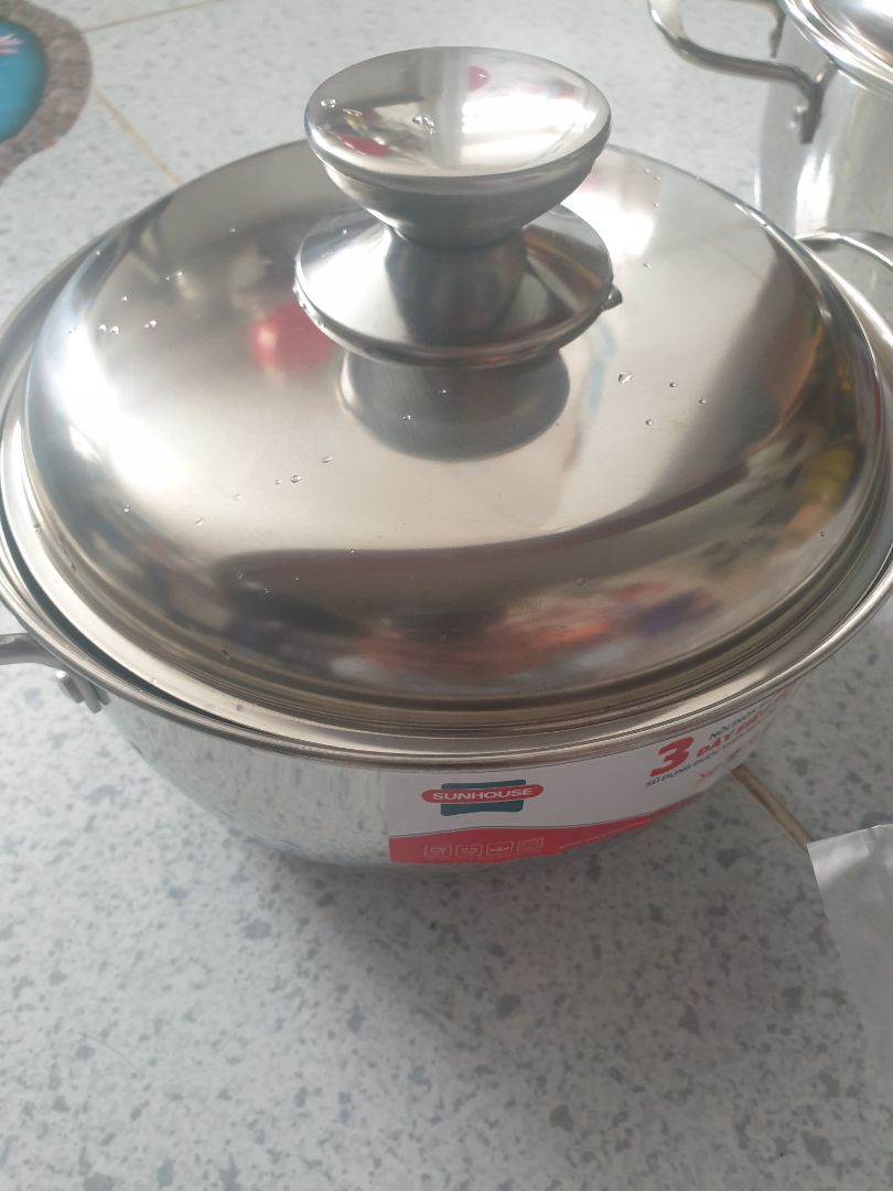 Sản phẩm giống như hình, nắp nồi lớn nhất bị móp vài chỗ, chắc do trong quá trình vận chuyển hàng, hàng chính hãng nên hoàn toàn an tâm về chất lượng, cho shop 5*.