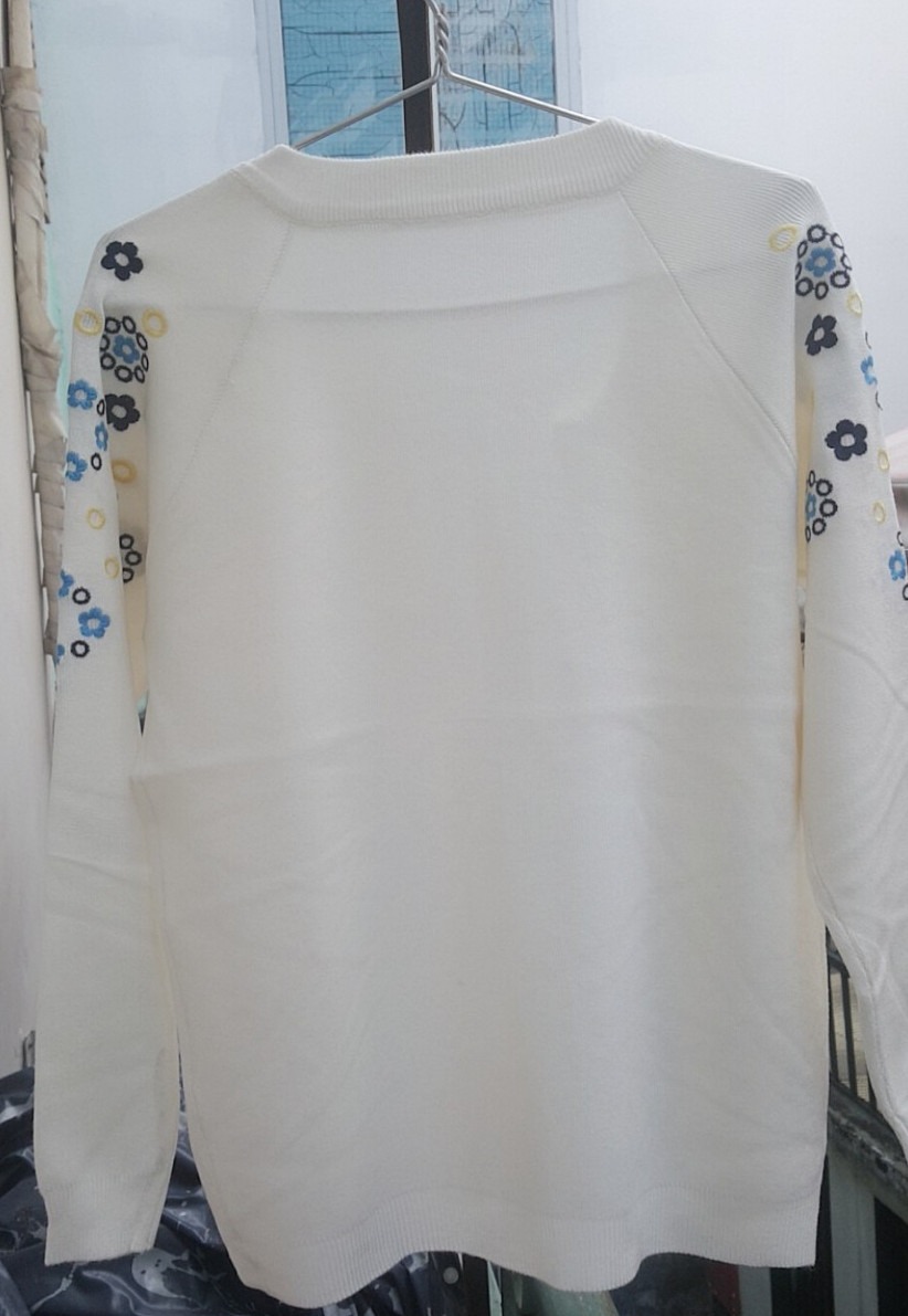 vải đẹp mẫu xinh, màu trắng dễ thương, đường may chuẩn và chắc, rất thich hoa thêu trên tay em nó