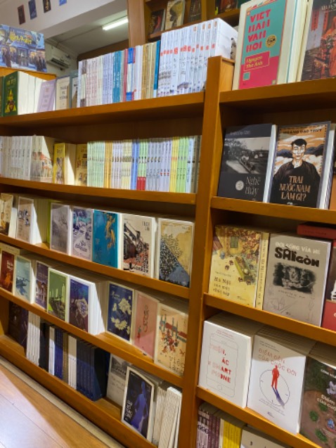 Thiết kế bìa đẹp , tuy nhiên cốt truyện lại không lôi cuốn mình lắm, có lẽ mình không hợp với giọng văn này nên được cuốn này bị mệt á 🥹