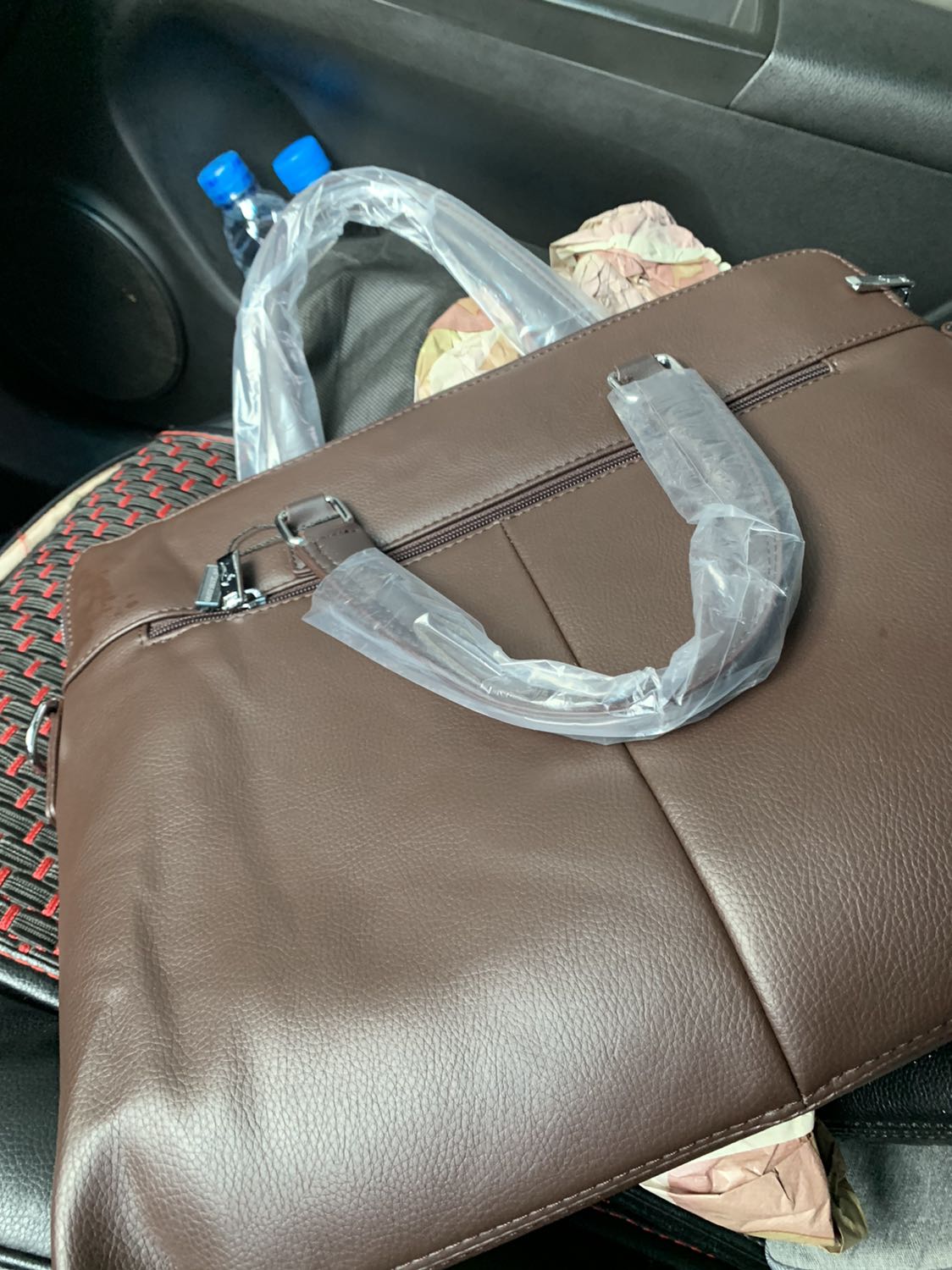 Cặp mềm, ko giống hình. Các bạn mua chú ý. Tiki giao hàng nhanh.