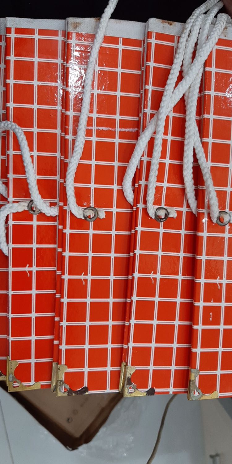 Nhận đủ hàng. Bìa bị cũ và rỉ sét