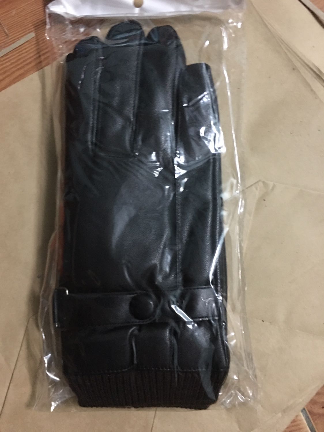 Sản phẩm đẹp mềm mại, dùng rát ưng, giống như shop mô tả, chất lượng rất tuyệt vời, cảm ứng điện thoại rất tốt, mẫu mã đẹp ưng ý quá. Cảm ứng như tay thường luôn, cảm ứng tốt quá. Năm sao cho sản phẩm nhé, đóng gói chắc chẮn, giao hàng rất nhanh, một ngày nhận được luôn