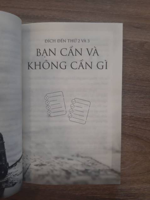 Mình mua cùng với bộ Khởi Nghiệp Bán Lẻ, thật may vì tìm thấy 2 bộ sách này vì chúng thật sự có liên kết mật thiết với nhau. 
Trong cuốn Lối Tắt KN có câu mình khá thích đó là " đường tắt không dễ đi nhưng nó giúp ta đi nhanh hơn. Có rất nhiều cách để đến với thành công nhưng người khôn ngoan luôn biết tìm ra con đường ngắn nhất cho riêng mình". Cùng với KN Du Kích và Thực Hành KN của tác giả/dịch giả Trần Thanh Phong chưa bao giờ khiến mình thất vọng với nhiều trải nghiệm thực tế được anh đưa vào sách. 
Mỗi một cuốn đều cho chúng ta một khía cạnh về khởi nghiệp, có đầy đủ những kinh nghiệm thực chiến mà tác giả đã từng trải qua, cũng như mình có thể áp dụng ngay vào công việc kinh doanh.