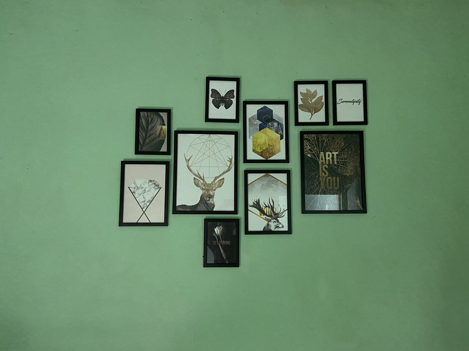 Tranh đẹp, shop đóng gói rất cẩn thận, không bị hư hỏng gì dù gửi rất xa. Có kèm sơ đồ nên treo nhanh. Tuy nhiên sơ đồ bị sai ở 2 cái tranh lớn, mình quên để ý, làm xong, xé rồi treo lên mới phát hiện tranh lớn cần treo 2 đinh 2 bên chứ không phải 1 cái chính giữa như tranh nhỏ