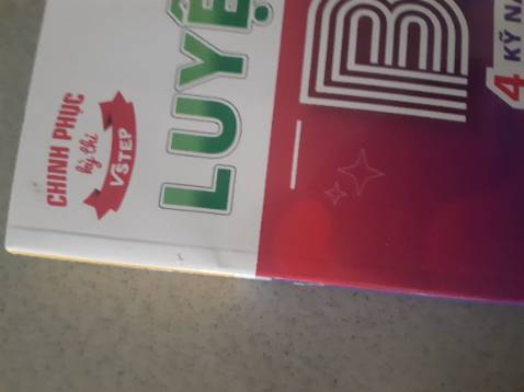 Sách giao về bị móp góc, lại còn bị dính cái gì đó giống như keo trông rất dơ, lau rất lâu mới đỡ. Giấy là loại rất mỏng, không như giấy của các loại sách mặt bằng chung trên thì trường trong cùng tầm giá, sách thì giống như scan in ra từ sách gốc có màu, tuy nhiên giá trị của quyển sách là nằm ở phần kiến thức nhưng phần mỹ quan của sách thì chỉ ở mức 5/10, chất lượng giấy sách chưa đáng với giá tiền 280k