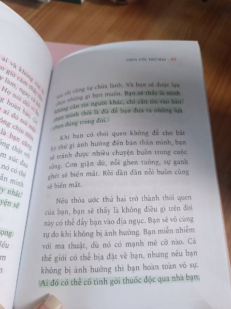 đọc lần 1 thấy hay, đọc lại lần 2 lại nghiệm ra thêm một điều nữa, cứ đọc thêm 1 lần là lại ngẫm ra thêm một điều gì đó. Mỗi khi trống rỗng mình thường ngồi cạnh kệ sách, rồi rút ngay một quyển sách thu hút ánh nhìn của mình nhất, cầm trên tay nguyện " một thông điệp cho mình " rồi lật ngẫu nhiên một trang, đọc những dòng chữ.... và đây là lần thứ bao nhiêu mình nhận thông điệp đúng lúc từ sách này rồi mình cũng không nhớ nữa.
Mình thích nhất là thoả ước thứ 2, một điều mình đã thực hiện vài năm nhưng đôi khi vẫn quên, vậy thì quay về thoả ước thứ 4