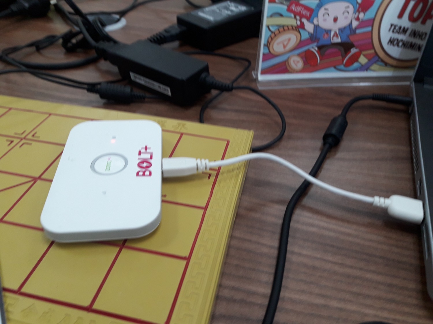 Mình đặt usb như trên hình mà gửi sp như hình dưới. Cắm sim vào cũng k thấy lên tín hiệu wifi là sao ?