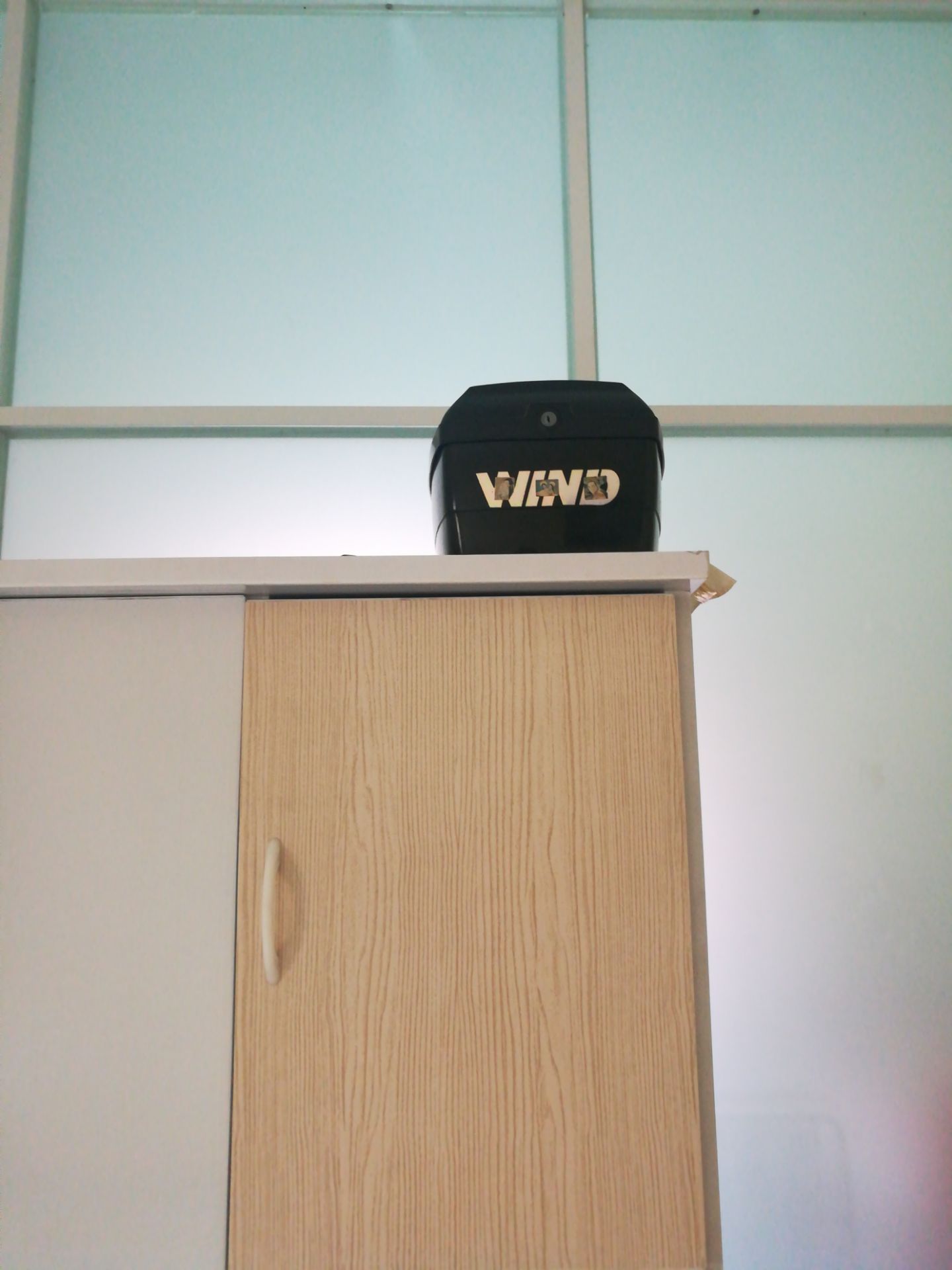 tủ như hình minh họa, đẹp, giá phải chăng. trong quá trình vận chuyển có sứt mẻ thì shop cũng hỗ trợ thay miếng bị mẻ. tuy nhiên thay xong, lắp lại thì tủ bị hở trên, lệch dưới như hình trông ko đẹp lắm. vẫn cho 4 sao vì sự nhiệt tình.